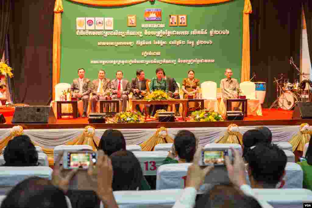 ពិធីបើកមហោស្រពសិល្បៈកំណាព្យ និងចម្រៀងខ្មែរជាសាកលលើកទី៤ ឆ្នាំ២០១៦ ដើម្បីបំផុសស្មារតីចូលរួមថែរក្សា ការពារ និងលើកស្ទួយសិល្បៈចម្រៀងខ្មែរទាំងបុរាណ និងសម័យ នៅឯមហោស្រពចេនឡា រាជធានីភ្នំពេញ កាលពីថ្ងៃទី១៧ ខែវិច្ឆិកា ឆ្នាំ២០១៦។ (ហ៊ាន សុជាតា/VOA) 
