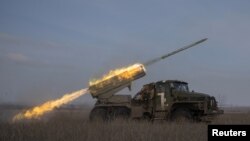 Українські військовослужбовці ведуть вогонь з реактивної системи залпового вогню БМ-21 "Град" по російських позиціях на передовій поблизу міста Мар'їнка, Донецька область, Україна, 7 лютого 2023 року. REUTERS/Marko Djurica
