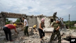 Економічна співпраця заохотить американців підтримувати Україну і надалі. А платформа Dream покаже проєкти з відбудови, в які можна інвестувати кошти. Фото: AP Photo/Evgeniy Maloletka
