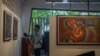 សាធារណជន​សញ្ជឹង​មើល​​ផ្ទាំង​គំនូររបស់​ វិចិត្រករ សាង ណាន់ ដែលបង្ហាញនូវភាពឈឺចាប់​ និង​ក្តីសង្ឃឹមរបស់​ប្រជាជនខ្មែរ​ដែលបានរស់ក្នុងសម័យខ្មែរក្រហម​ និង​តស៊ូក្នុងជីវិតបច្ចុប្បន្ន​។​ គំនូរទាំង១១ ផ្ទាំងរបស់លោក​ត្រូវបាន​តាំង​បង្ហាញ​​នៅកម្មវិធីមហោស្រពភាពយន្តអន្តរជាតិកម្ពុជាលើកទី៩, នៅរាជធានីភ្នំពេញ, នៅថ្ងៃទី១២ ខែមីនា​ ឆ្នាំ២០១៩។ (ខាន់ សុគុំមនោ/VOA)