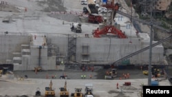 Des ouvriers et des machines au barrage de la Renaissance d'Ethiopie dans le woreda de Guba, Ethiopie, le 26 septembre 2019. (REUTERS/Tiksa Negeri)