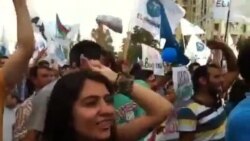 Mitinq iştirakçıları "Azadlıq" şüarı səsləndirərkən