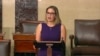 ARHIVA - Senatorka Kirsten Sinema obraća se u Senatu (Foto: AP/Senate Television)