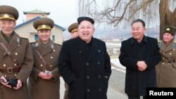 2014年8月朝鲜领导人金正恩视察防空部队(资料照)