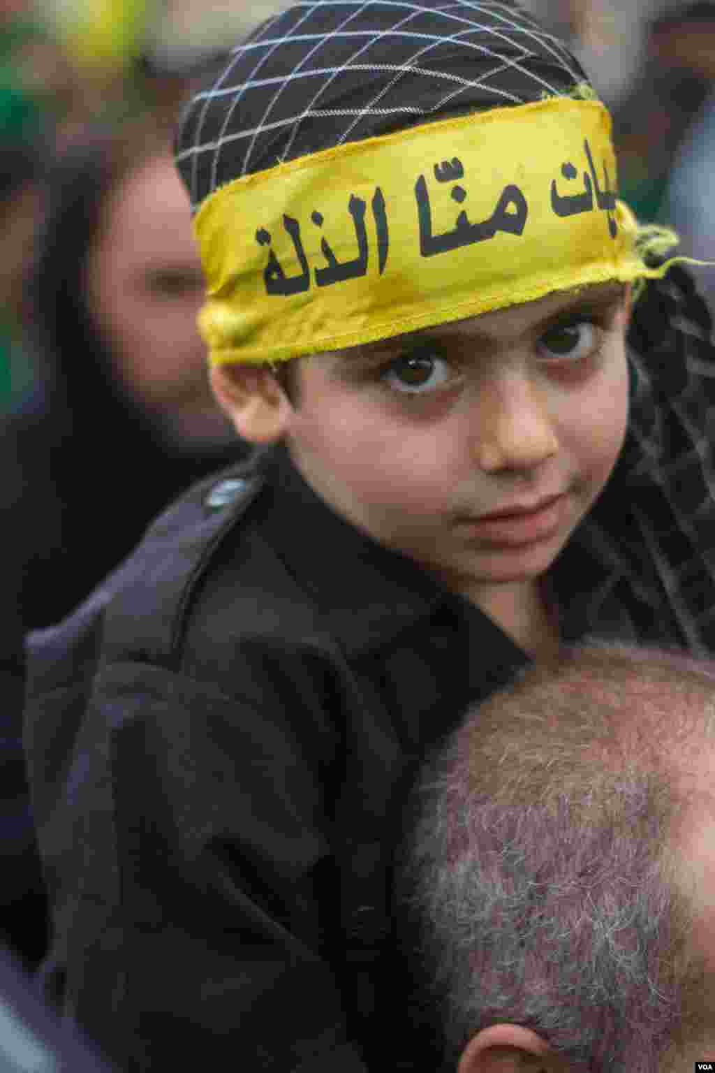 This boy's head gear says "We don't accept humiliation," Beirut, Lebanon, Nov. 4, 2014. (John Owens / VOA)