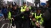 Sejumlah polisi mengamankan seorang pedemo yang mencoba menghalangi jalan di lokasi bekas lokasi Royal Mint di London dalam unjuk rasa memprotes pembangunan gedung kedubes baru, Sabtu, 8 Februari 2025. 