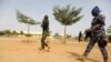 Des policiers marchent à l'école JSS Jangebe, un jour après que plus de 300 écolières ont été enlevées par des bandits, à Zamfara, au Nigeria, le 27 février 2021.