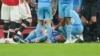 Dan wasan Manchester City Kevin De Bruyne yana kwance a filin wasan kwallon kafa na gasar firimiya ta Ingila tsakanin Manchester United da Manchester City a filin wasa na Old Trafford da ke Manchester a Ingila.