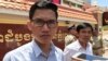លោក យាង សុធារិន្ទ អតីតការីនិពន្ធ និងជាអ្នកគ្រប់គ្រងការិយាល័យ និងលោក អ៊ួន ឈិន អតីតអ្នកសារព័ត៌មានឲ្យវិទ្យុអាស៊ីសេរីប្រចាំរាជធានីភ្នំពេញ និយាយទៅកាន់អ្នក​សារព័ត៌មាន​នៅខាងមុខសាលាដំបូងរាជធានីភ្នំពេញ ក្រោយចេញពីសាលសវនាការ រាជធានីភ្នំពេញ ថ្ងៃទី២៦ ខែកក្កដា ឆ្នាំ២០១៩។ (កាន់ វិច្ឆិកា/VOA)