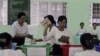 ရန်ကုန်မြို့ရှိ မဲရုံတရုံတွင် ရွေးကောက်ပွဲ ကော်မရှင်မှ တာဝန်ရှိသူများ မဲရေတွက်နေစဉ်။ နိုဝင်ဘာ ၇၊ ၂၀၁၀။