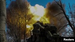 乌克兰士兵在巴赫穆特城外的前线阵地与俄军作战。（2023年3月5日）