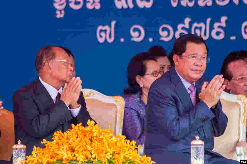 គណបក្សប្រជាជនកម្ពុជា បានប្រារព្ធពិធីរំឭកខួបថ្ងៃ៧ មករា លើកទី៣៨ នៅឯទីស្នាក់ការគណបក្សប្រជាជនកម្ពុជា ក្នុងរាជធានីភ្នំពេញ កាលពីថ្ងៃទី៧ ខែមករា ឆ្នាំ២០១៧។ (ហ៊ាន សុជាតា/ VOA)