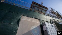 Menara kontrol dari fasilitas penahanan Kamp VI di Guantanamo, Kuba, terlihat dalam foto yang diambil pada 17 April 2019. (Foto: AP/Alex Brandon)