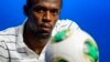 Usain Bolt fait ses débuts de footballeur, mais manque de rythme