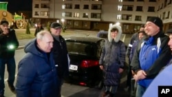 Президент Росії Володимир Путін під час заявленого Кремлем візиту до незаконно окупованого російськими силами Маріуполя, Донеччина, Україна. 19 березня 2023. Pool Photo via AP