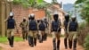 La police anti-émeute ougandaise patrouille dans une zone proche du domicile de Bobi Wine, dans le quartier de Magere à Kampala, en Ouganda, le 16 janvier 2021.