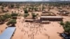 Une vue aérienne prise le 16 novembre 2020 montre l'école de Koum-Lakre, située à la périphérie de Kaya, bondée de personnes déplacées à l'intérieur du Burkina Faso.