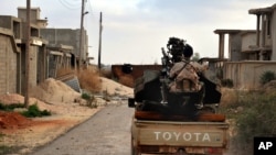 Les forces libyennes patrouillent dans les rues de Benghazi, Libye, le 7 mars 2016.