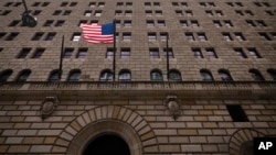 Bendera AS tampak di kantor Federal Reserve Bank di New York (foto: dok). 