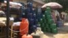 Bonbonnes de gaz butane vide qui doivent être rechargées à N’Djamena, le 4 avril 2019. (VOA/André Kodmadjingar)