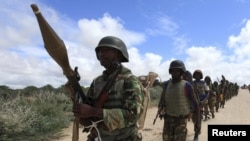 Le contingent burundais de la mission de l'Union africaine en Somalie (AMISOM) patrouille à la périphérie de Mogadiscio, 22 mai 2012. 