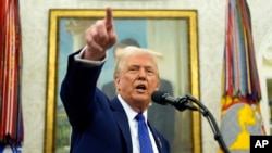 Presiden AS Donald Trump berbicara kepada awak media dari Kantor Oval di Gedung Putih, Washington, pada 12 Februari 2025. (Foto: AP/Alex Brandon)