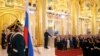 Президент Владимир Путин присягает на Конституции России в ходе инаугурации 7 мая 2018 г. 