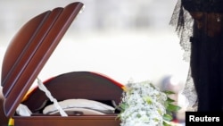 FILE: Umfelokazi uNkosikazi Grace Mugabe ukhangela isidumbu somkhakhe umuyi uRobert Mugabe, September 14, 2019. 