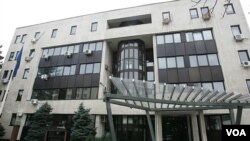 Педесетина училишта во Скопје и Куманово денеска добија електронски пораки со закана за поставени експлозивни направи во објектот, а надлежните сметаат дека станува збор за хибридни напади
