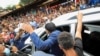 Le Premier ministre éthiopien Abiy Ahmed salue la foule après avoir voté lors des élections parlementaires et régionales, dans la ville de Beshasha, en Éthiopie, le 21 juin 2021. 