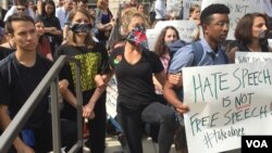Protesters demonstrate against Attorney General Jeff Sessions where he spoke about "Free Speech Under Attack" at the Georgetown University Law Center in Washington, D.C., Sept. 26, 2017. (M. Farivar / VOA) 