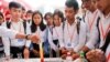 ការ​ពិសោធន៍​លក្ខណៈ​វិទ្យាសាស្ត្រ​ នៅ​ក្នុង​មហោស្រព​ជាតិ​លើក​ទី​៣​នៅ​កម្ពុជា​ ស្តីពី​វិទ្យាសាស្ត្រ​ និង​វិស្វកម្ម​ នៅឯ​ស្តាត​អូឡាំពិក​ ក្នុង​រាជធានី​ភ្នំពេញ​ កាល​ពី​ថ្ងៃ​ទី​៩​ ខែ​មិនា​ ឆ្នាំ​២០១៧។ (ហ៊ាន សុជាតា/VOA)