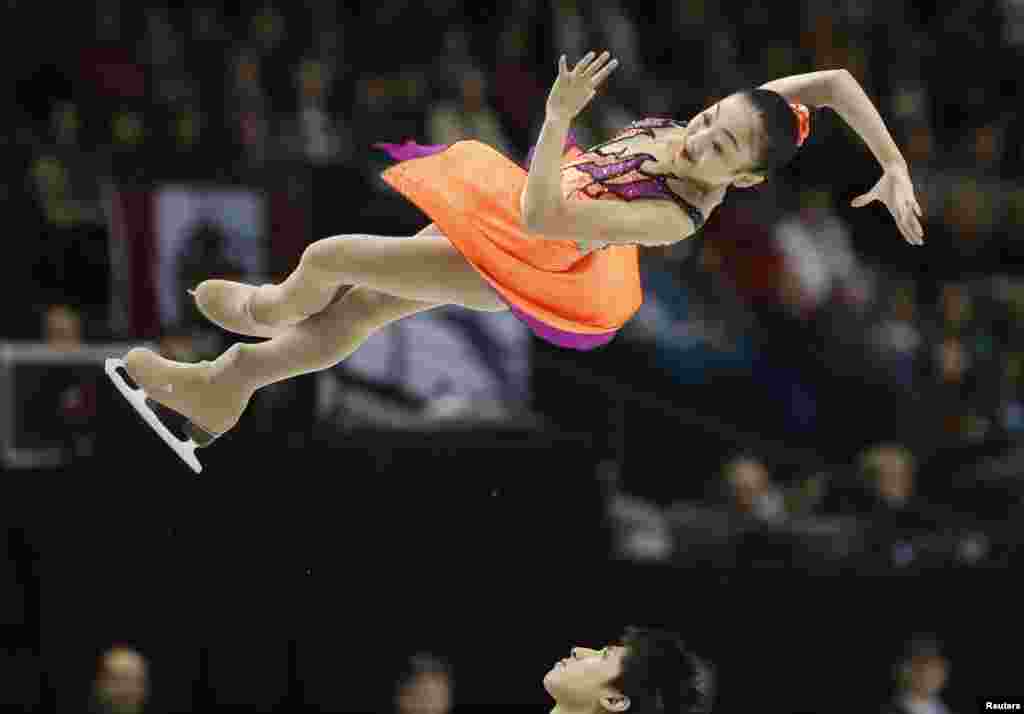 Sui Wenjing (atas) dan Han Cong dari China tampil dalam program berpasangan dalam Kejuaran &#39;Figure Skating&#39; di London.