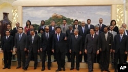2014年10月24日中国国家主席习近平(中)参加亚洲基础设施投资银行签字仪式。