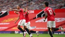 Anthony Martial, à gauche, de Manchester United, fait la fête après avoir marqué le deuxième but de son équipe contre Southampton à Old Trafford, à Manchester, en Angleterre, le lundi 13 juillet 2020. 