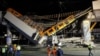 Des enquêteurs sur les lieux où un viaduc pour le métro s'est effondré, causant un accident mortel à la station Olivos à Mexico, au Mexique, le 4 mai 2021. 