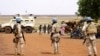 Des soldats sénégalais de la mission de maintien de la paix des Nations unies au Mali (MINUSMA) patrouillent à pied dans les rues de Gao, le 24 juillet 2019, au lendemain d'une attaque contre une base internationale de maintien de la paix au Mali.