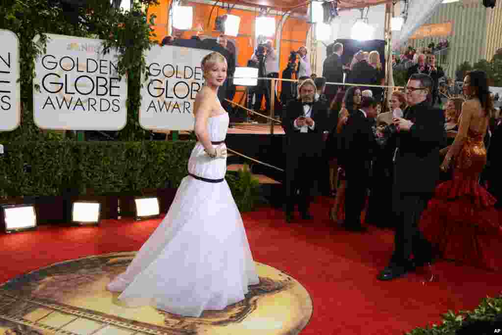 Jennifer Lawrence tiba di acara tahunan Golden Globe Awards ke-71 di Beverly Hilton Hotel, 12 Januari 2014.