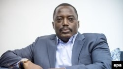 Le président Joseph Kabila Kabange de la République démocratique du Congo, lors d'une rencontre avec le ministre allemand des Affaires étrangères Frank-Walter Steinmeier (non visible), à Kinshasa, 19 Février 2015. (epa / MICHAEL KAPPELER)