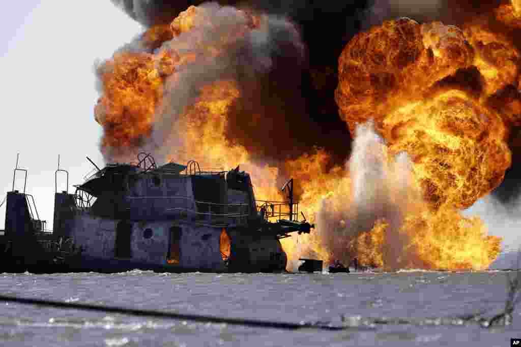 Api masih menyala setelah kapal tongkang menabrak pipa gas di Perot Bay di Lafourche Parish, Louisiana, Amerika Serikat, sekitar 30 km sebelah selatan kota New Orleans.