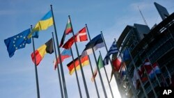 Фото для ілюстрації: прапори над будівлею Європарламенту