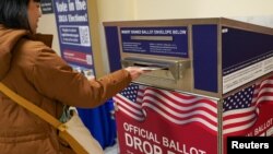 На президентських прамеріз у США провідні партії визначаються зі своїми делегатами на вибори президента США. Фото: голосування на праймеріз в Сан-Франциско, 4 березня 2024 року