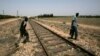 Un immigrant passe la frontière entre l'Algérie et le Maroc près de la ville d'Ouja, le 26 juin 2008.