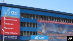 Siège de la CENI Kinshasa, 7 novembre 2011 (VOA/Nicolas Pinault)