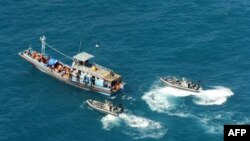 Khoảng 100 tàu thuyền chở người xin tị nạn đã bị chặn bắt trong vùng biển phía bắc của Australia trong năm 2012. Cơ sở di trú do Australia điều hành ở Papua New Guinea được mở lại vào cuối năm 2012 nhằm ngăn chặn luồng người tỵ nạn liên tục đổ đến Australia.