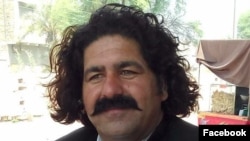 د پي ټي اېم د جنوبي وزیرستان نه د قامي اسمبلۍ غړی علي وزیر د تشدد په لړ کې نیول شوی دی. په ښاغلي وزیر د قتل، اقدام قتل، ترهگرۍ، د ریاست خلاف سازش او د یو شمېر نورو خلاف ورزیو مقدمې جوړې کړی شوې دي