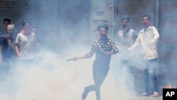 سرینگر: په ۴ ورځو کې ٢٨ کشمیري ځوانان وژل شوي او تر ٢٠٠ ډېر ټپیان شوي دي