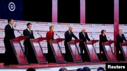 美国民主党总统7位参选人在洛杉矶的洛约拉玛丽蒙特大学举行党内初选辩论。（2019年12月19日）