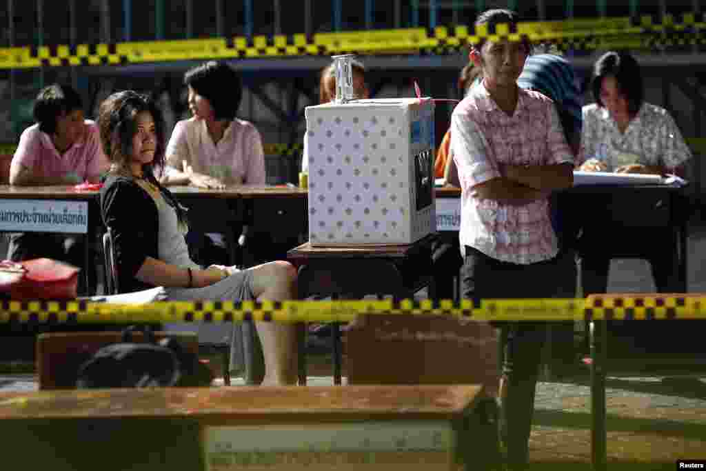 Officials wait for voters at a polling station, in Bangkok, March 30, 2014.