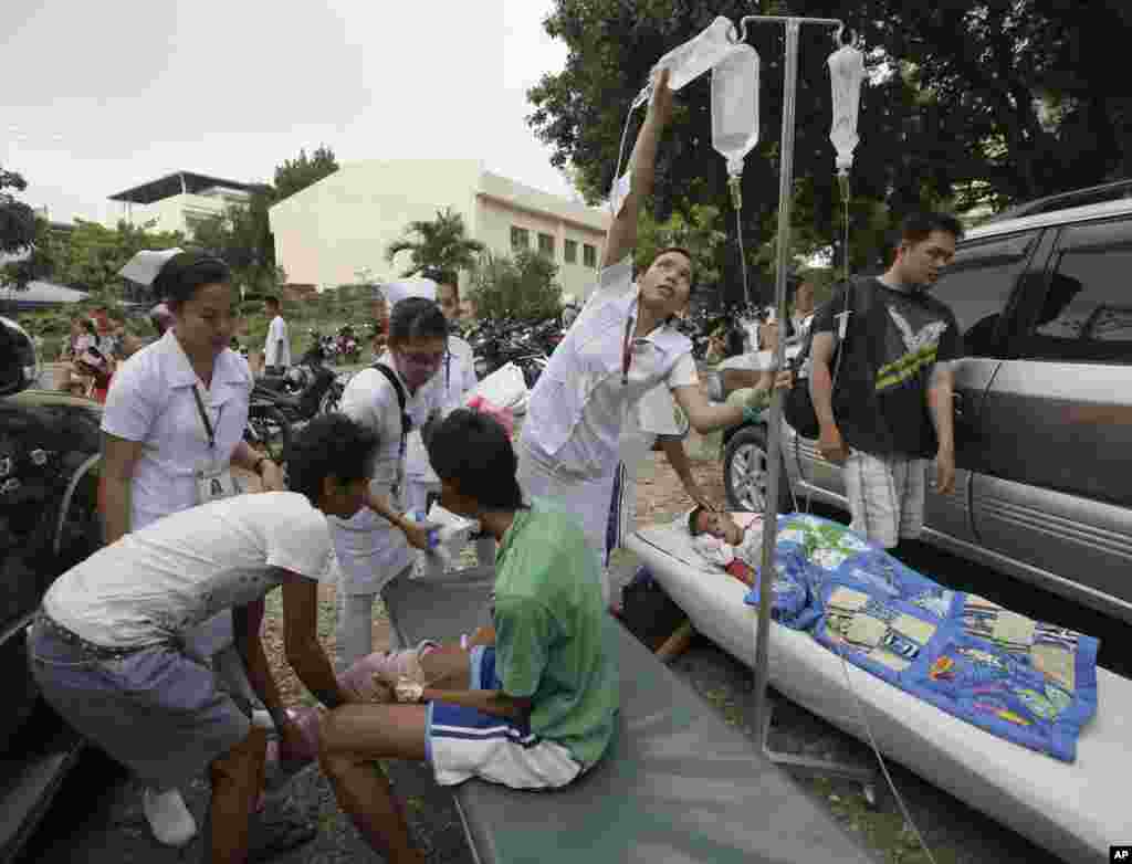Para korban gempa berkumpul di lapangan parkir sebuah rumah sakit pemerintah menyusul gempa yang mengguncang kota Cebu (15/10). (AP/Bullit Marquez)
